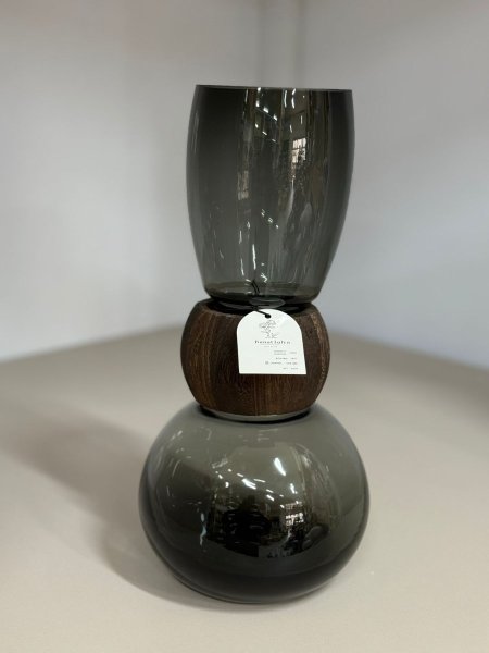 فازا زجاجية مع تغطية خشب